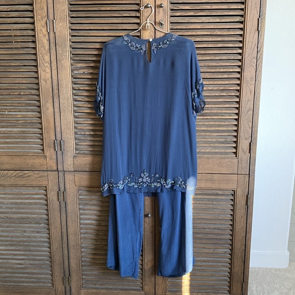 Neiman Marcus Exclusive Top & Pant Set for Evening - Picture 6 of 13